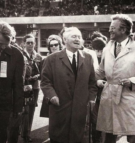 Le papa de JIm Clark venue se recueillir à Hockenheim en 1969 sur les lieux de l'accident...